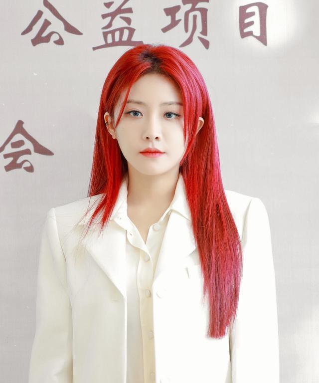 但似乎效果并不大,喻言依旧不被接受,她后背有大面积纹身,在公开活动