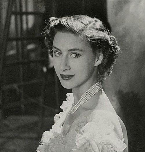 63年前,摄影师为玛格丽特公主拍了张半身照,2年后顺利