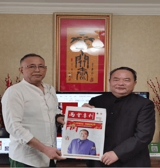 上图:中国茶文化研究院院长罗大友(右)与沉香茶禅企业总裁李全才(左)
