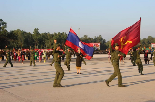 老挝人民军还在用红牌肩章女少尉献血留长发她是越南军艺的人