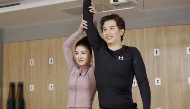 黄奕带女儿和相亲对象私下约会,崔伟和铛铛看画展进餐开心互动