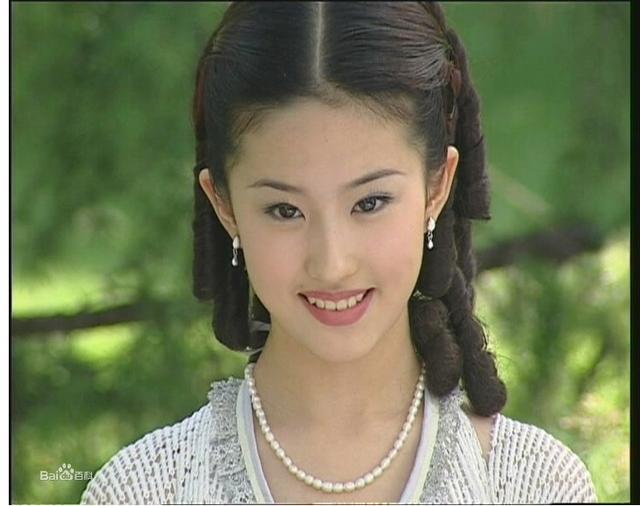 本刘亦菲童年照够美了,直到看见迪丽热巴,网友:人间芭比本人?