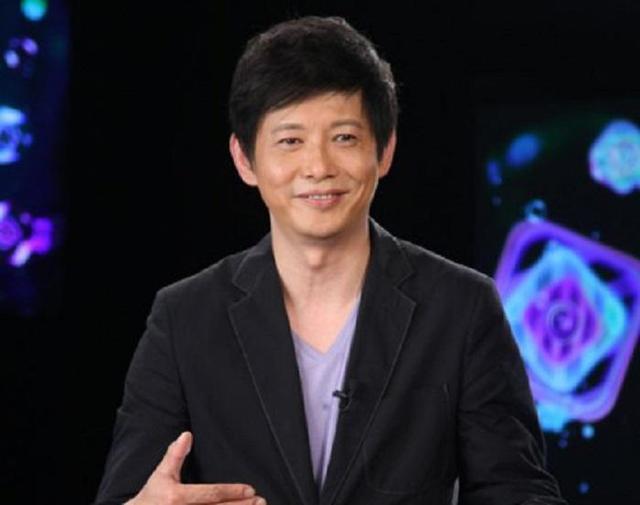 董卿爱了6年的程前,弃央视一哥当演员,与小20岁娇妻似兄妹