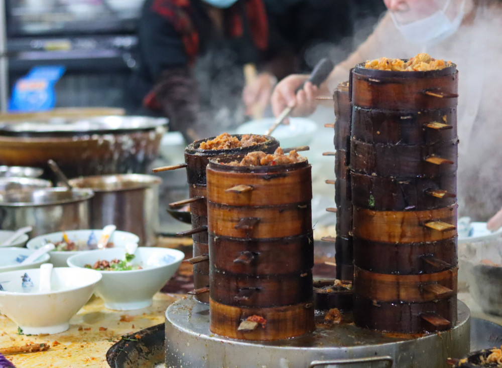 一屉烧卖一碟辣椒蒸汽缭绕鲜嫩顺滑乐山美食第二弹