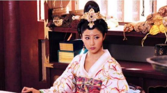 武则天在上官婉儿脸上刻