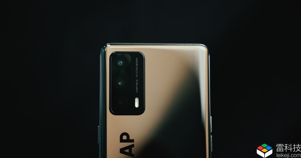 realme x7 pro至尊版的后置镜头模组,采用方形矩阵的设计以及竖排三摄