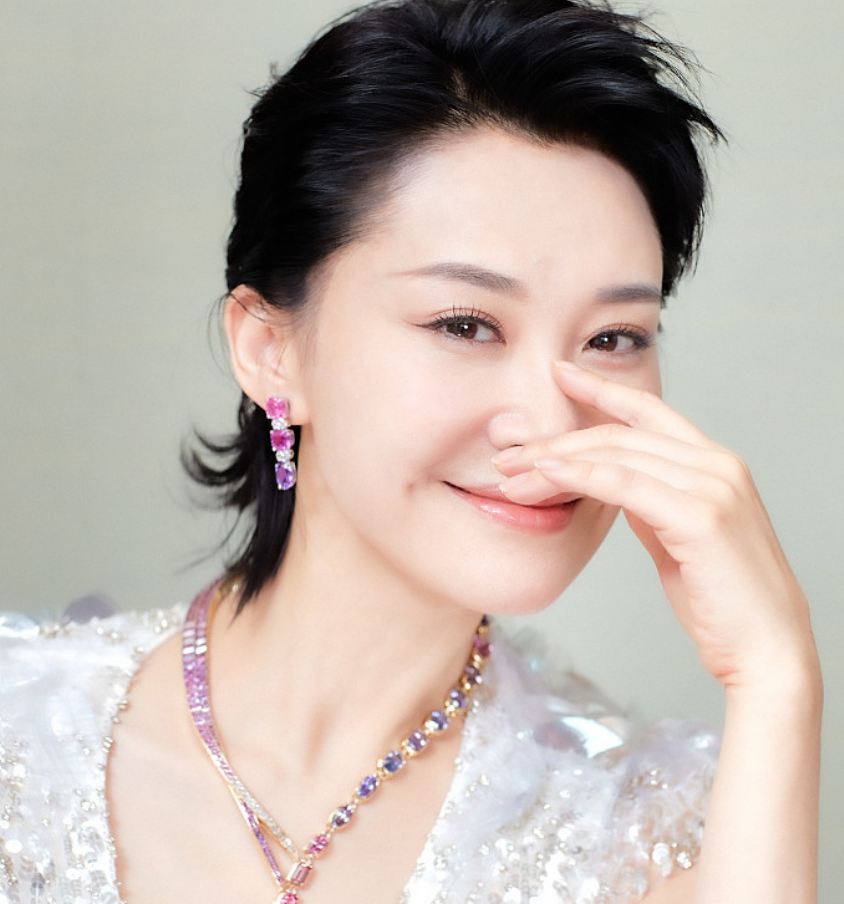 52岁许晴近照优雅,身材比20年前还完美,十个字道破保鲜秘诀