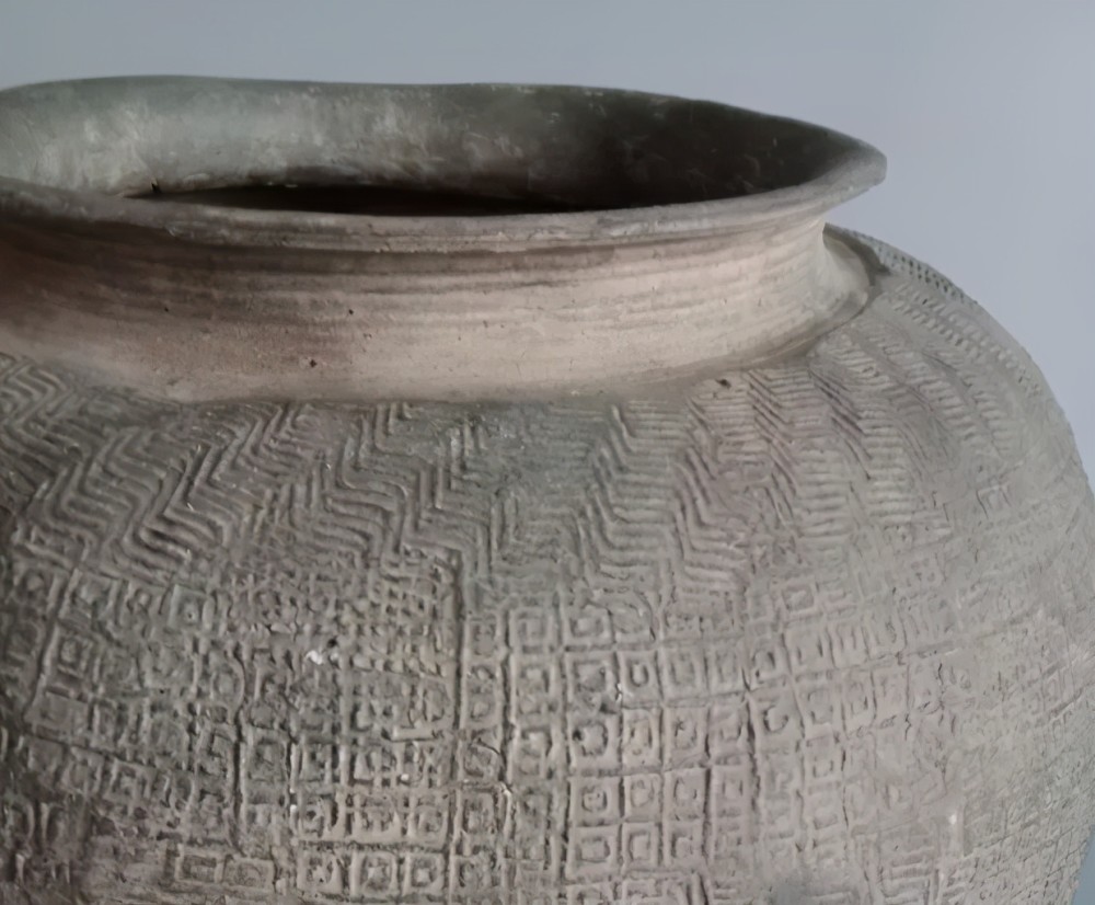 新石器时代磁山文化的陶器上已有彩绘曲折纹,刻画曲折纹则见于新石器
