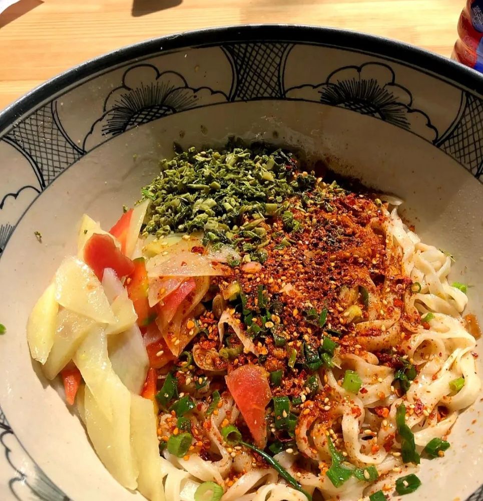 香椿油泼面,香椿炒蛋最常吃.那香椿凉皮,香椿夹馍你吃过吗