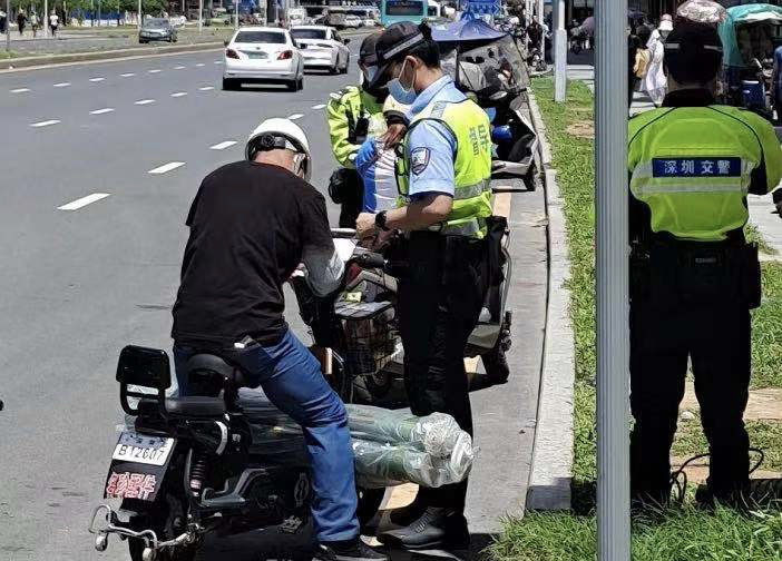 整治规范从根源下手深圳交警查处电单车违法五十多万宗