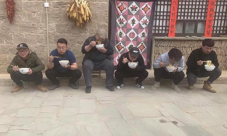 陕西人吃面为什么喜欢蹲着用老碗盛面