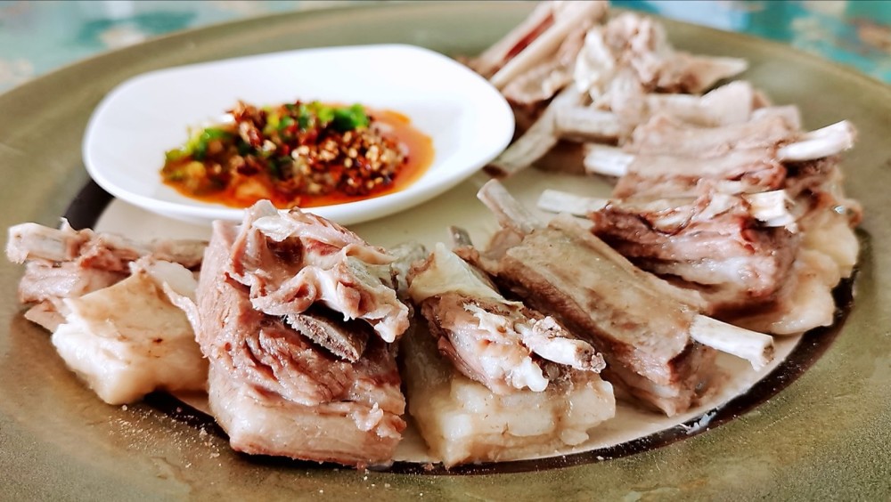手抓羊肉,在蒙古,藏族,新疆等地,属于比较家常的美食,因为那里的羊肉