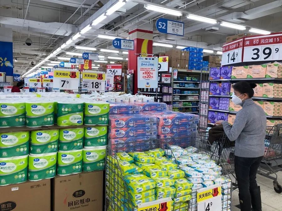 在永辉超市(兰花广场)店,洁柔抽纸家庭装等多个品牌的生活用纸价格也