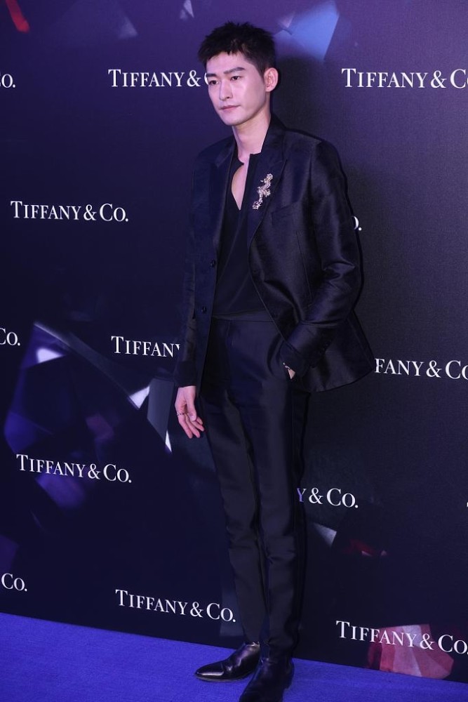 张翰:黑色西装tiffany & co.壁虎胸针栗子头发型翩