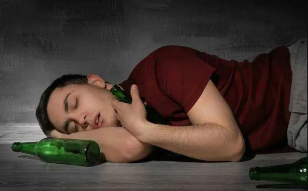 一个男人最真实的状态还是他喝醉酒之后,应酬也好,吃喝玩乐也罢,我们