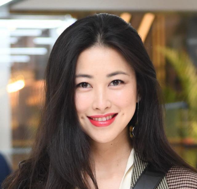 曾和埃尔坎秀恩爱,曾被称为尤文图斯老板娘朱珠现状如何?