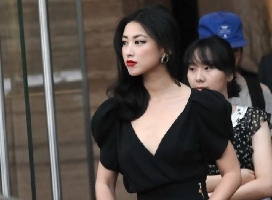 曾和埃尔坎秀恩爱,曾被称为尤文图斯老板娘朱珠现状如何?
