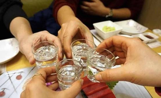 饭局独特的酒文化:老板给下属倒酒,情商高的人正确的做法是什么