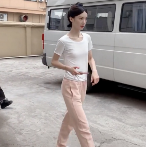 金晨脚踏拖鞋出行手掐腰部似有不适这是怎么了呢