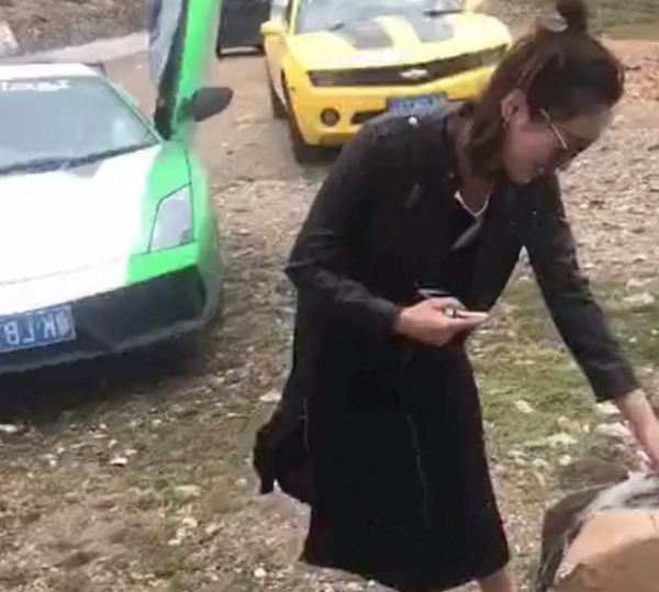 富二代女孩开豪车游西藏,谁把轮胎换好赏10000块钱,结局尴尬了