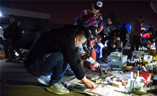 半夜12点出摊,3点开市,日出收摊,南京"鬼市"都卖些啥?