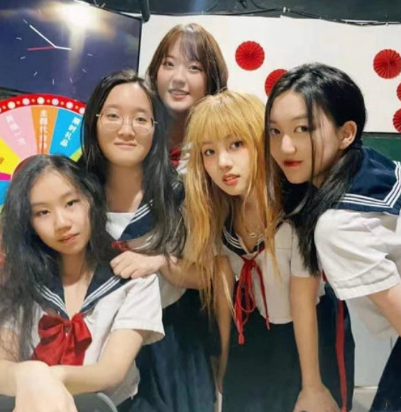 15岁李嫣晒水手服造型,扎双马尾尽显少女感,可旁边的黄发妹子却意外