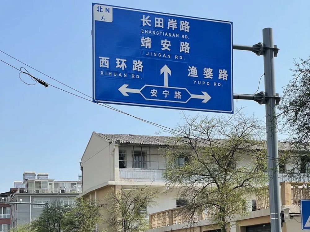 发现没?这个路口的指路牌"颠倒"了,真相是