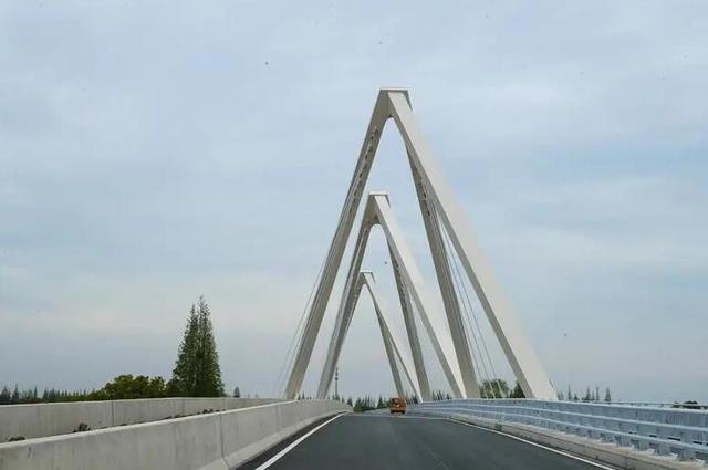 上海建成一座"独特"的大桥——双子桥,双向4车道,在崇明境内
