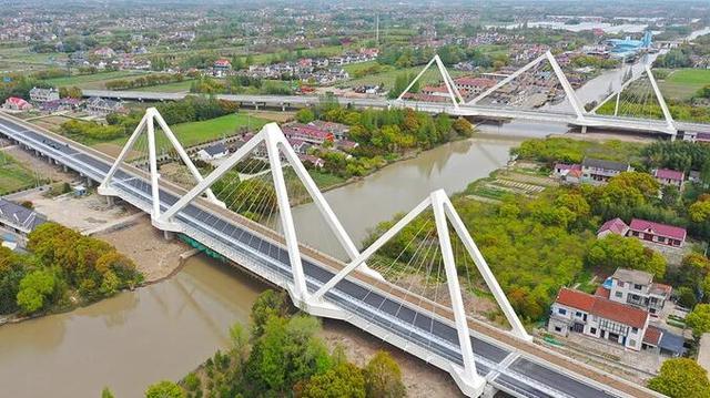 上海建成一座"独特"的大桥—双子桥,双向4车道,在崇明境内