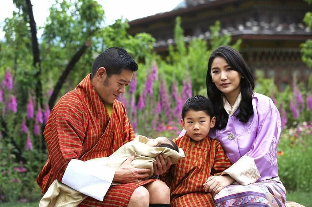 2020年3月份,不丹王室发来喜讯,29岁的佩玛王后顺利产下小王子,帅气