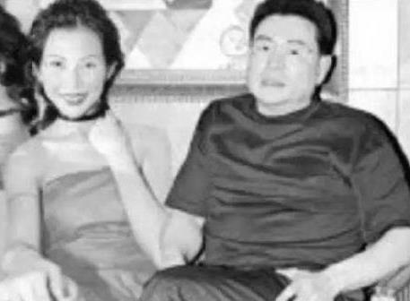 1991年刘銮雄给18岁的蔡少芬庆祝生日原配宝咏琴表示不在意
