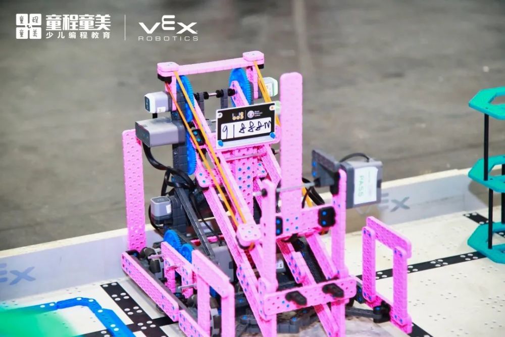vex机器人大赛于2003年在美国创办,是一项面向全球小学生到大学生
