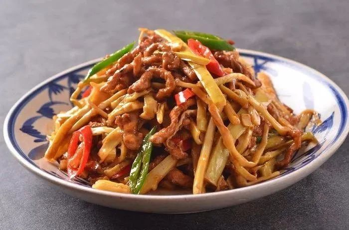 竹笋炒肉竹笋炒腊肉竹笋炒酸菜一道简单的山上珍味便有无数种做法每一
