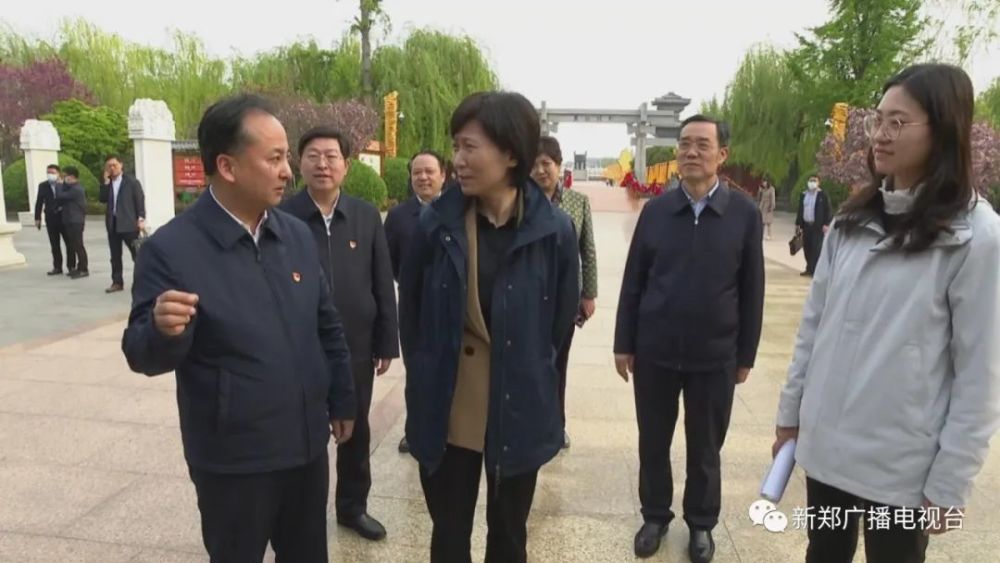 侯红一行先后来到黄帝文化展览室,姓氏广场,轩辕桥