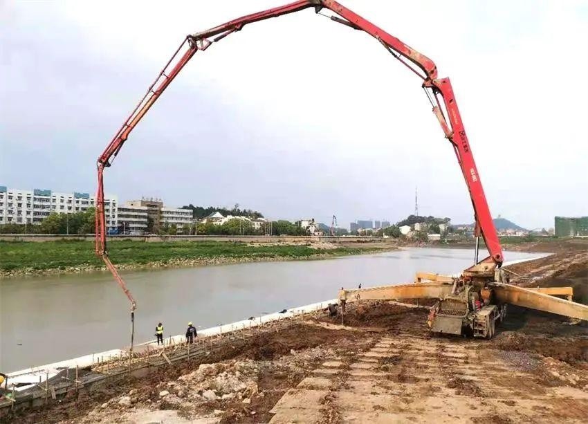 对节制闸河坝实施模袋混凝土护坡工程,目前施工正在进行,力争本月底