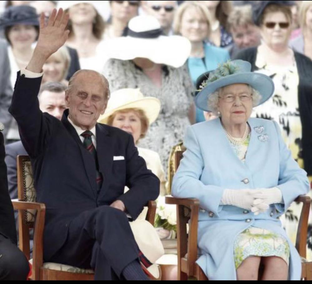 今天早上英女王宣布:菲利普亲王在温莎城堡安详去世,女王失去最长久最