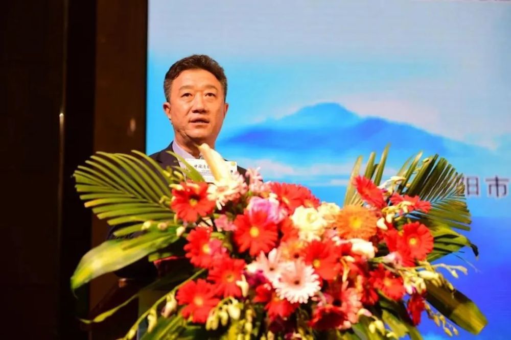 中国清香世界汾芳一一杏花村第二瓶美酒亮相成都春糖会