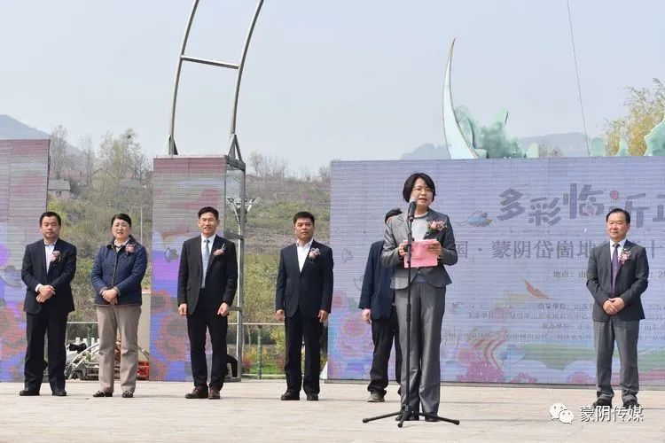 东蒙企业集团董事长赵玉林介绍桃花节活动情况.