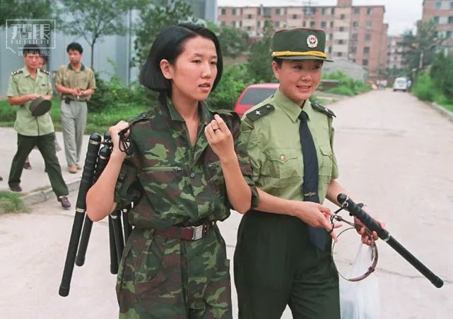 1995年8月,正在北京警察学院接受培训的女巡警.