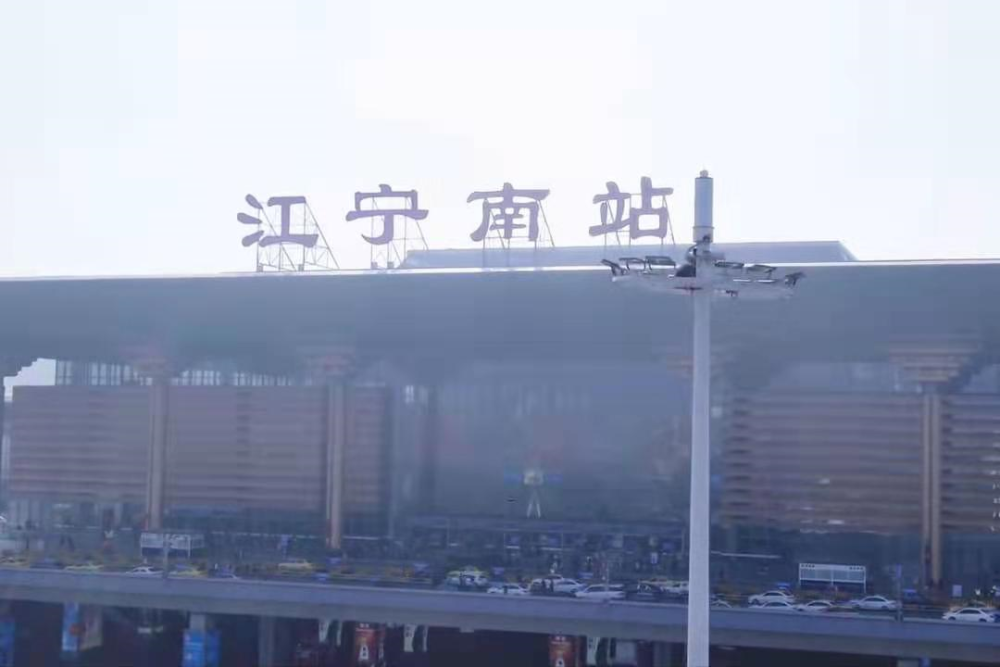剧中的城市设定为江宁,因此出现的车站为"江宁南站".