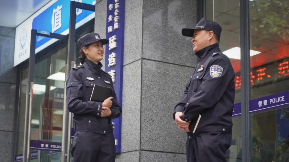 青年民警学先进一路望平成都成华公安猛追湾派出所青年民警跟班学习