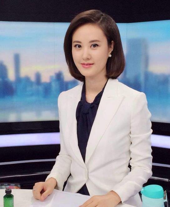 她是"重庆最美女主持",放弃演戏进央视当主播,今39岁仍单身
