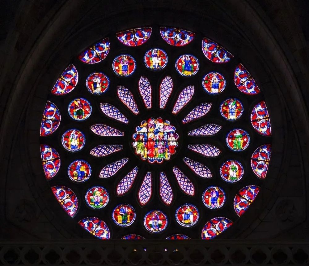 法国瓦茨的圣皮埃尔大教堂 哥特式教堂大型的窗户为彩色玻璃花的创作