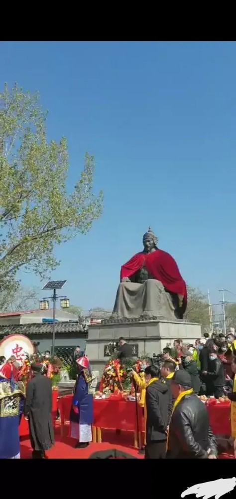 岳飞后人穿着清朝服饰祭拜他这是成何体统