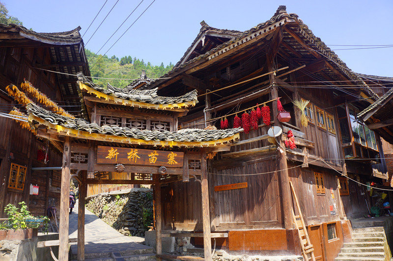 贵州独具特色的山寨:新桥苗寨的超短裙和水上粮仓,令世人惊艳