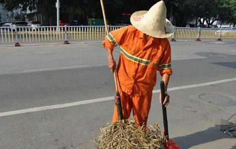 清洁工拾到一个钱包,口渴买瓶水花掉1元,失主知道后惊喜来了!