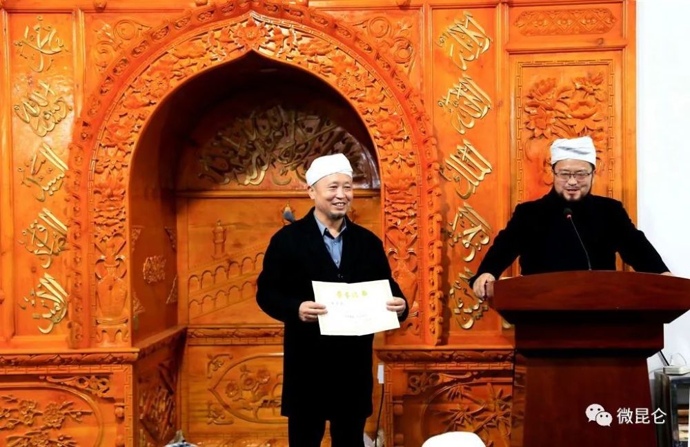 西宁城东区北关清真寺举行了一场聘请仪式