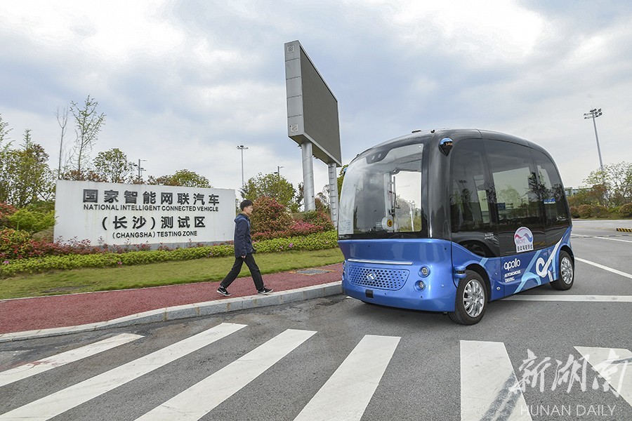 4月9日,国家智能网联汽车(长沙)测试区,安全员登上无人驾驶巴士"