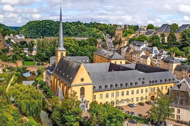 卢森堡全名卢森堡大公国,是位于欧洲西部的一个内陆小国,面积2583平方