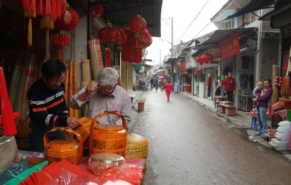 以龙湾政协委员项有仁先生考证,寺前街形成于宋代,兴盛于明清.明清